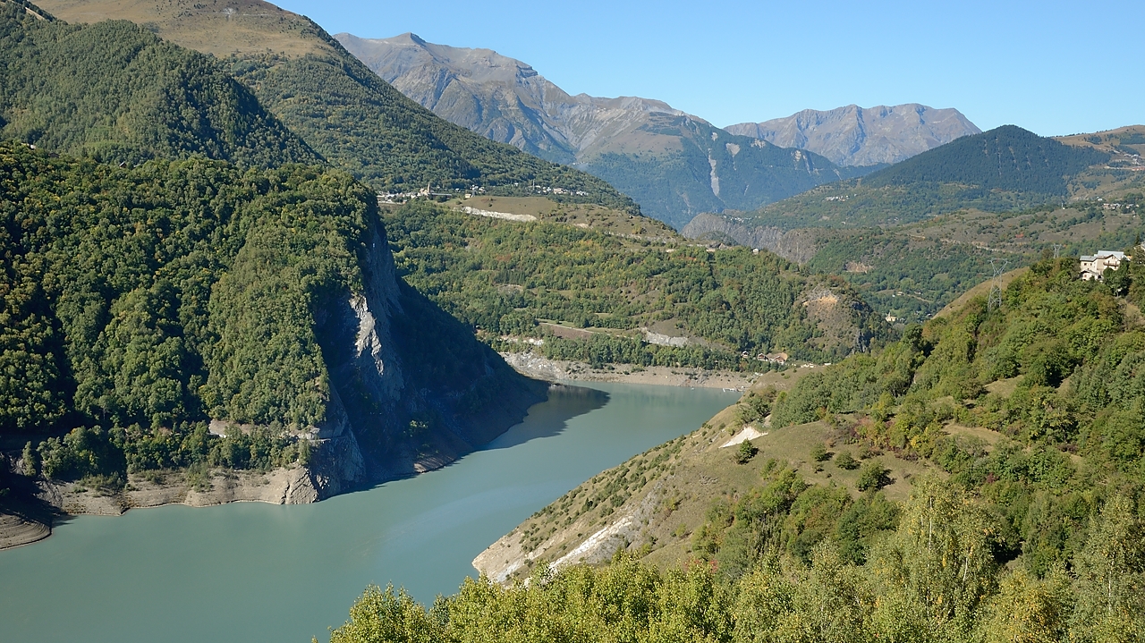 20150920-008-Bonnefin.jpg - Sur la rive droite on devine un peu l'eboulement, pas grand chose a voir a vrai dire, et rive gauche la route alternative en construction