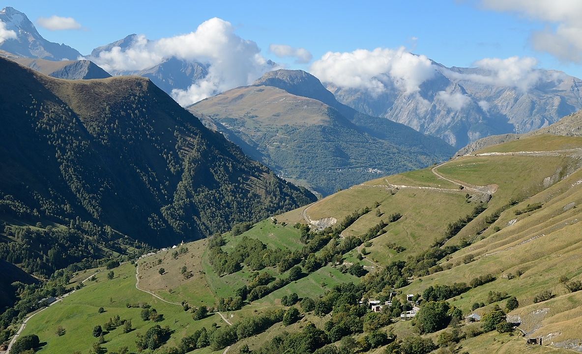 20150919-007-TeteVallon.jpg - Sous le sommet  de la Quarlie : vue sur Bonnefin et vers les Deux Alpes surement