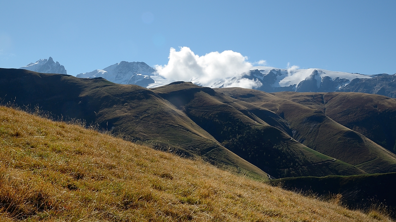 20150919-009-TeteVallon.jpg - A la Tete du Vallon : on apercoit la Meije et tout ca