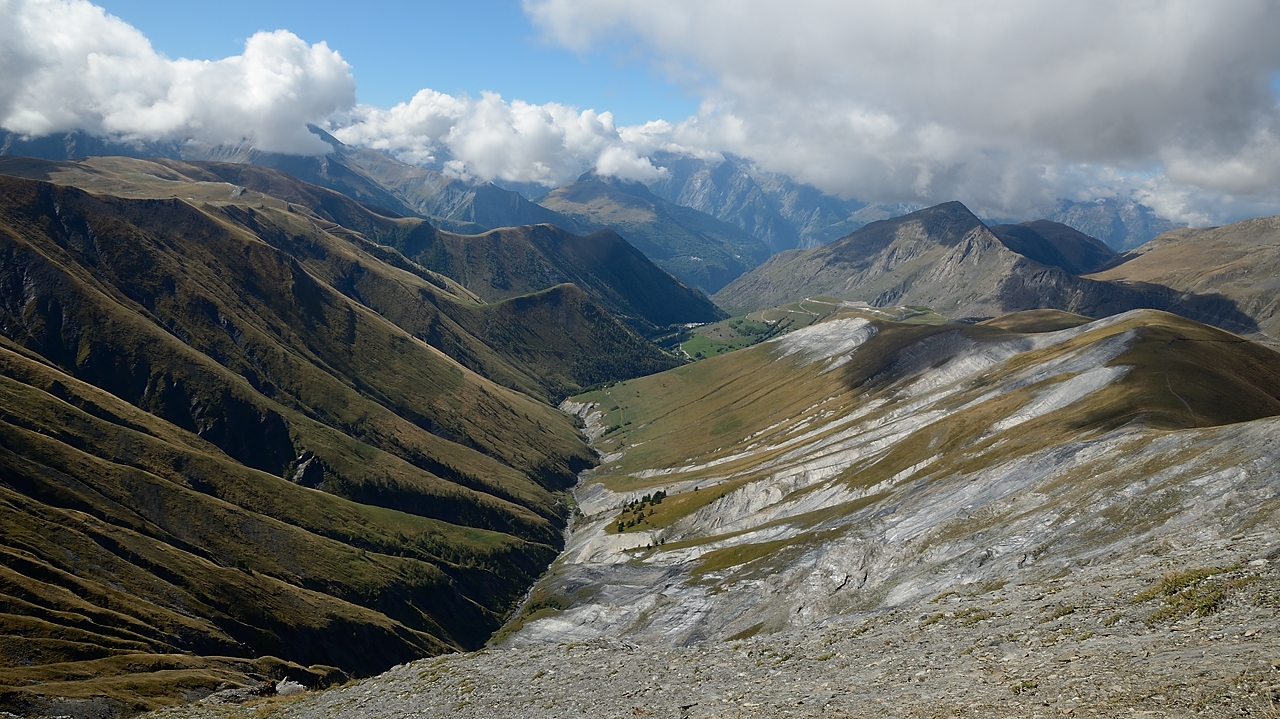 20150919-010-TeteVallon.jpg - A la Tete du Vallon : le bien schisteux Vallon de la Salse descendant vers Besse