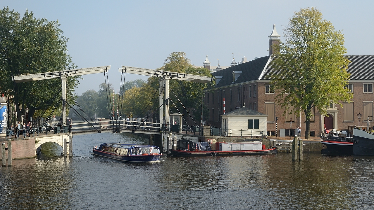 20151004-014-Amsterdam.jpg - Grachten and bridges around Waterlooplein