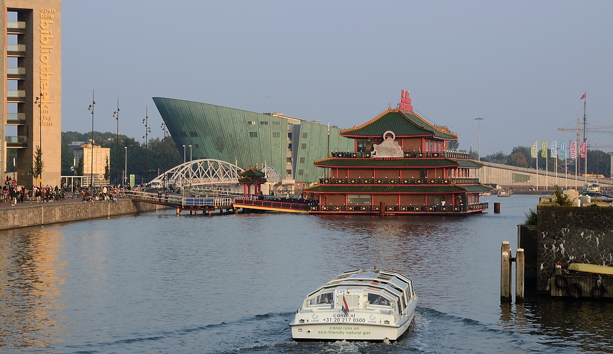 20151004-029-Amsterdam.jpg -  ... Nemo Center and the Sea Palace, a (small) copy of the (huge) one in Hong-Kong