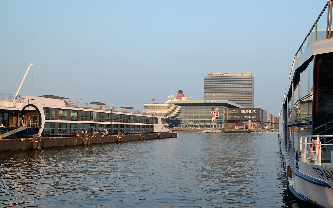 20151004-030-Amsterdam.jpg -  ...  the conference hotel -- and just along the hotel, a famous cruise ship, I forgot which one (Queen Mary ?)