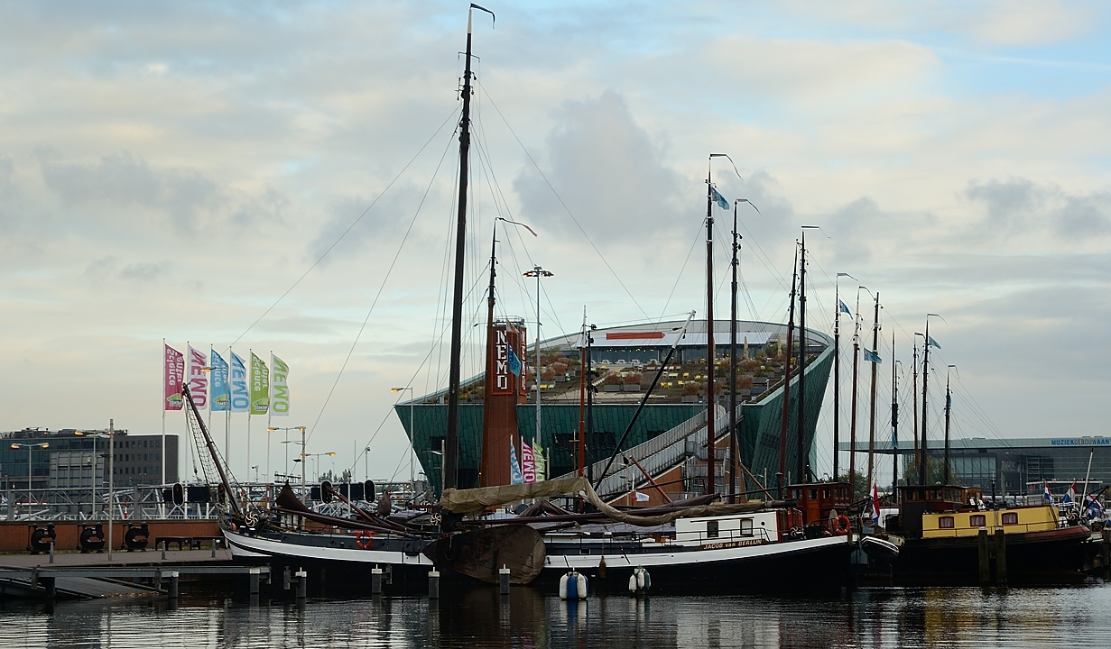 20151008-038-Amsterdam.jpg - Around the Nemo Center and the Maritime Museum : the Nemo Center in the morning 