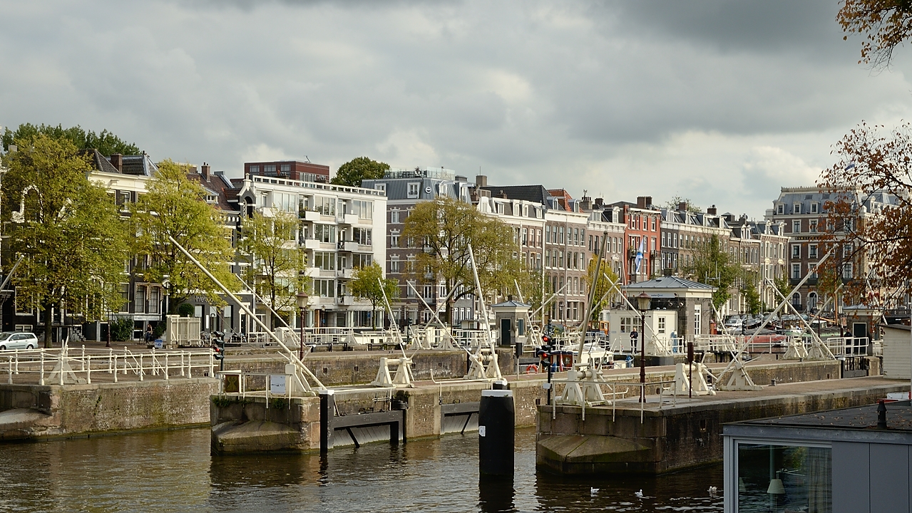 20151008-101-Amsterdam.jpg -  ... the lock on the Amstel