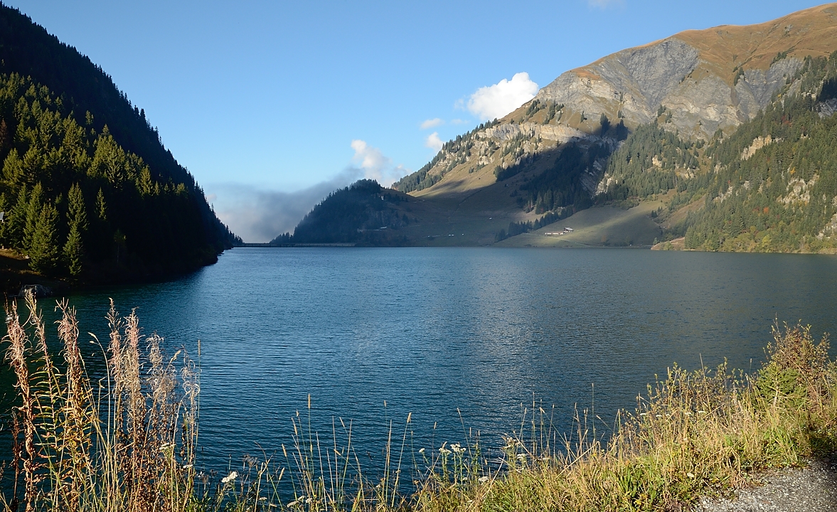 20151010-020-GrandMontAreche.jpg - Au retour nous faisons le tour du lac par la passerelle suspendue ... et on voit deja le brouillard pointer le nez qui nous enveloppera totalement une demie heure plus tard