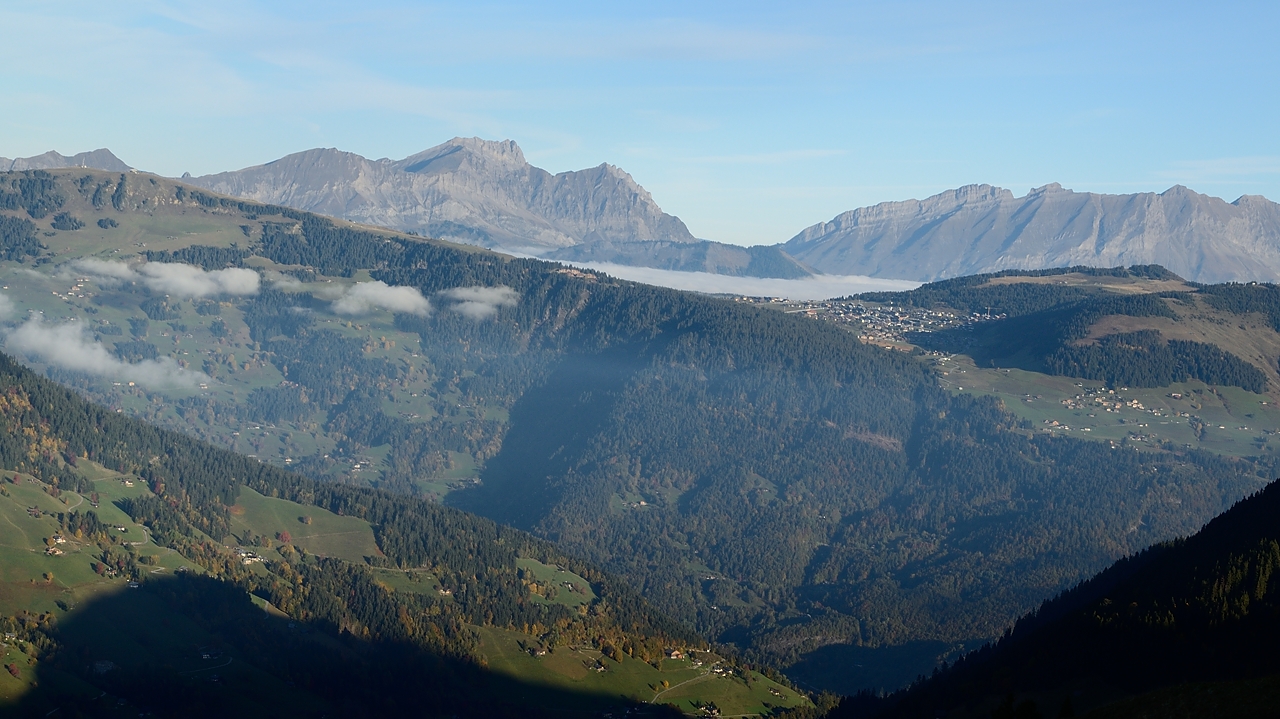20151011-001-MontCoin.jpg - Le soleil commence a sortir enfin :en face les Saisis et dans le trou Areches