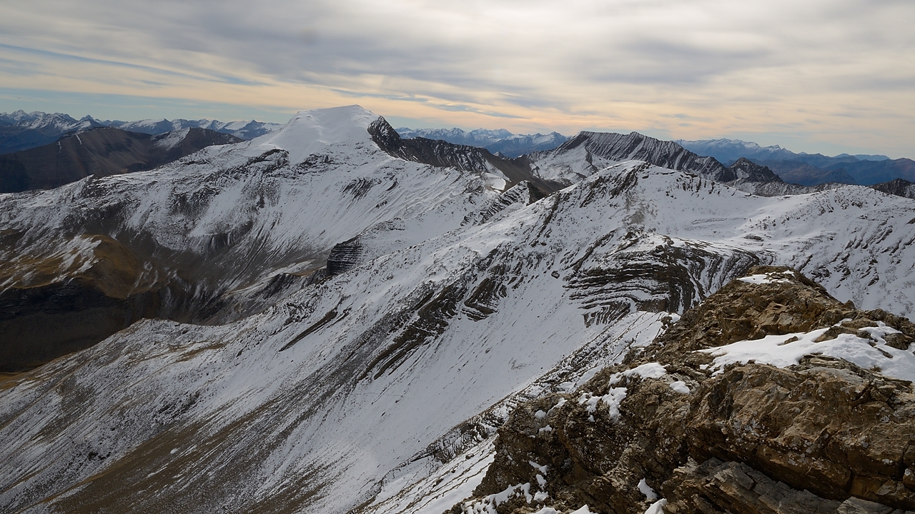 20151024-006-Prapic-Reyna.jpg - Vue du sommet vers le Mourre Froid ; plus proche l'arrete que nous voulions traverser ... mais vu du col en contre-bas c'est guere engageant ... et finalement nous renoncons aussi a traverser dans la pente enneigee, c'est bien trop dur pour la raideur