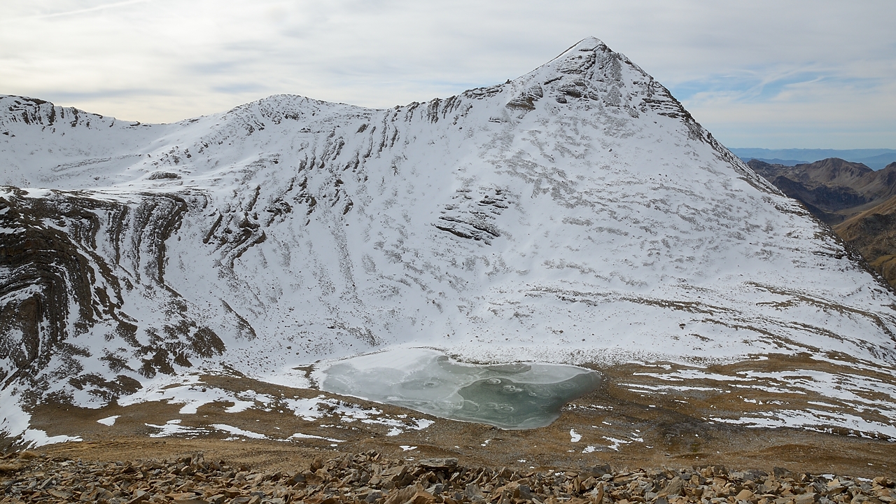 20151024-011-Prapic-Reyna.jpg - La Pointe de la Diablee, un sommet voisin, et le Lac Reyna entre les deux