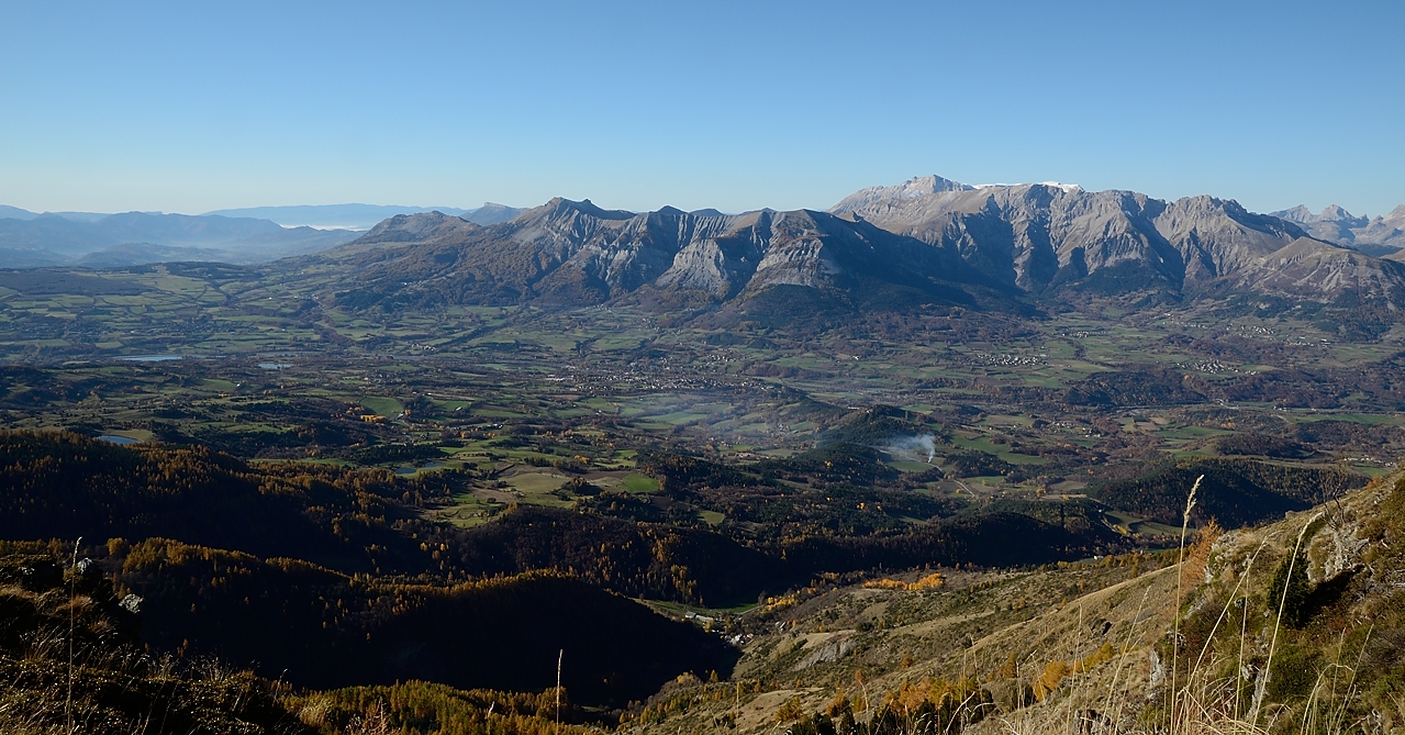 20151031-007-Barry.jpg - Au Col du Cendrié : vue sur le Dévoluy ... en fait on dirait qu'on apercoit le plateau du Pic de Bure enneigé 