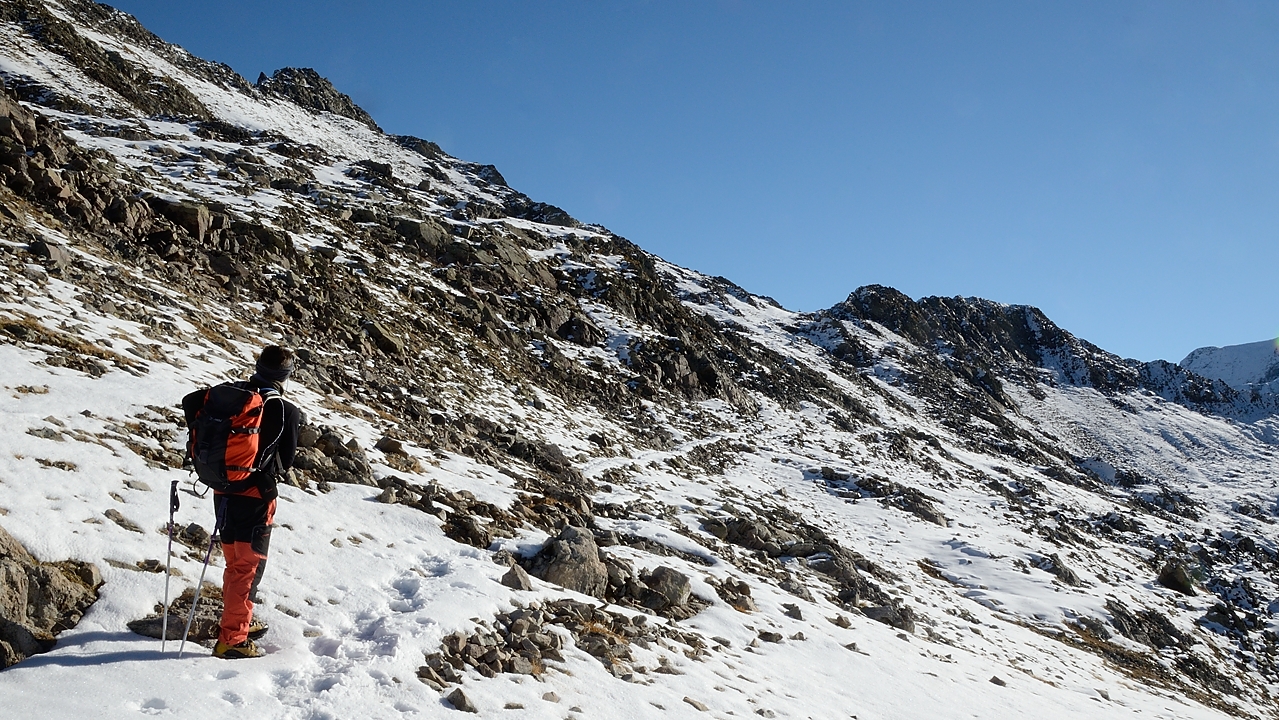 20151101-001-FontFroide.jpg - Dans la montée ... on sort au soleil seulement sous le plateau sommital -- un peu avant cet endroit quand meme, la on voit deja la croix du col au fond