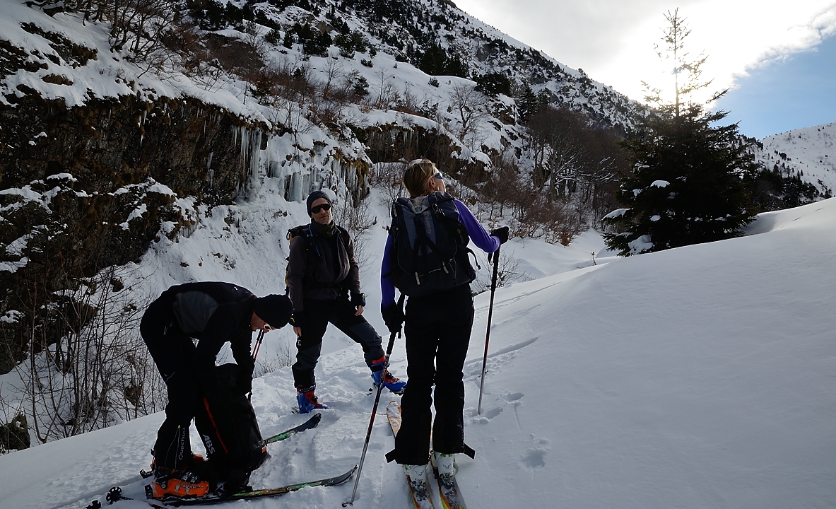 20160220-004-PlanCol.jpg - Au fond du vallon en vue de Plancol et sous les pentes montant à la Maye sans qu'on voie où on pourrait bien passer :  pas beaucoup de neige, juste celle des dernières chutes sans  aucune sous-couche