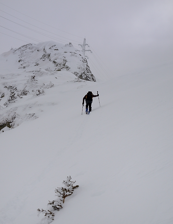 20160306-003-PasCoche.jpg - Dans le raidillon sous le col on se tient le plus haut possible sous les rochers déneigés  ... et la montée finale s'annonce ventée