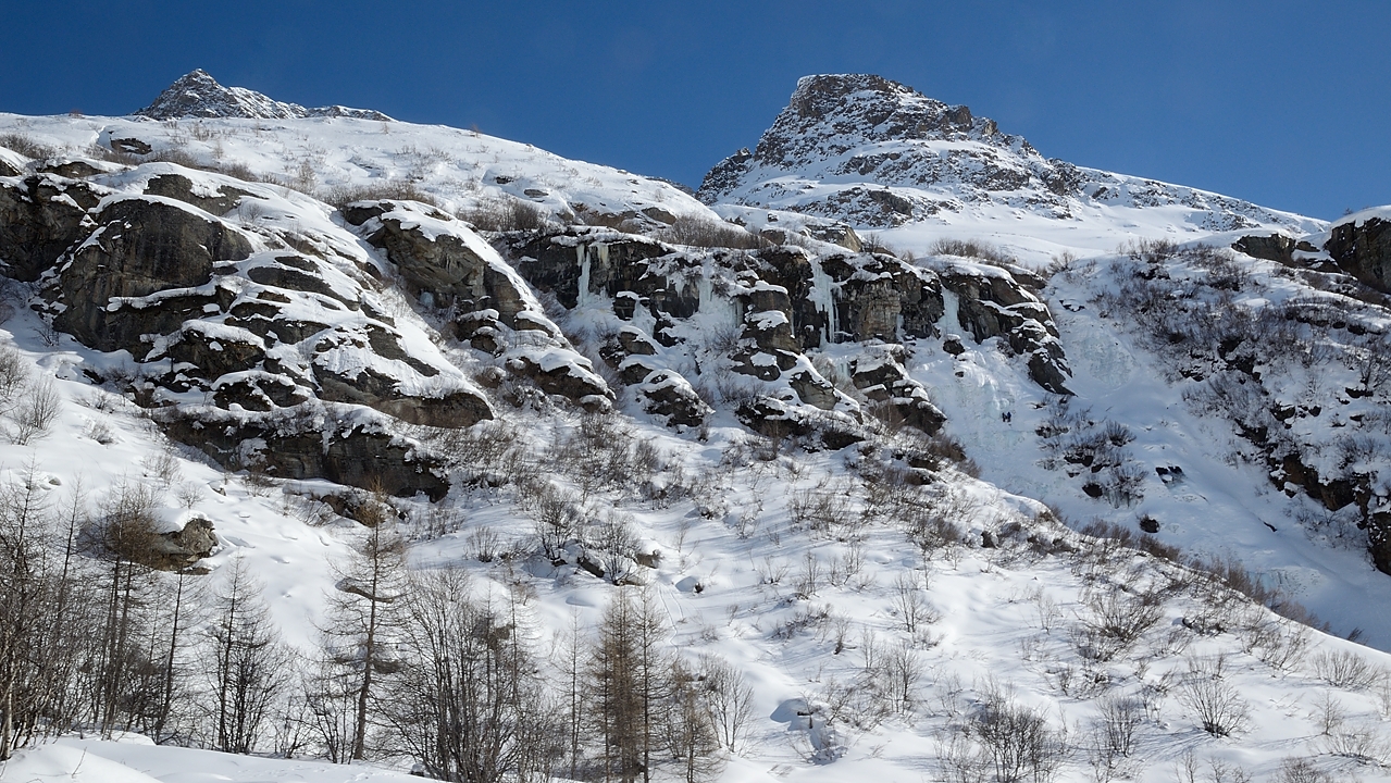 20160319-004-ColGirard.jpg - Les pentes au-dessus de la route sous le refuge des Evettes