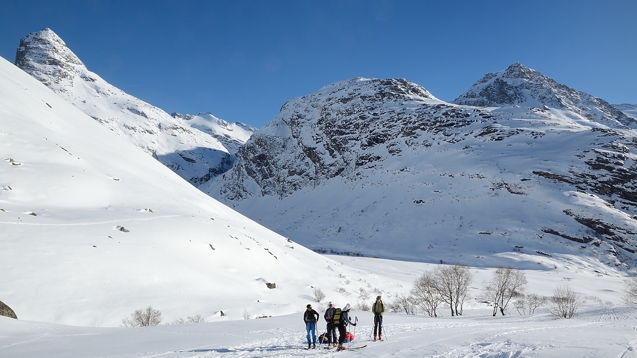 20160319-013-ColGirard.jpg - Encore le Mont Seti ... et au fond a sa droite on aperçoit la Pte Chiamarella ... dommage, il y avait des moments où on voyait toute la montée à ski, mais je n'ai pas eu le reflexe de sortir l'appareil ...