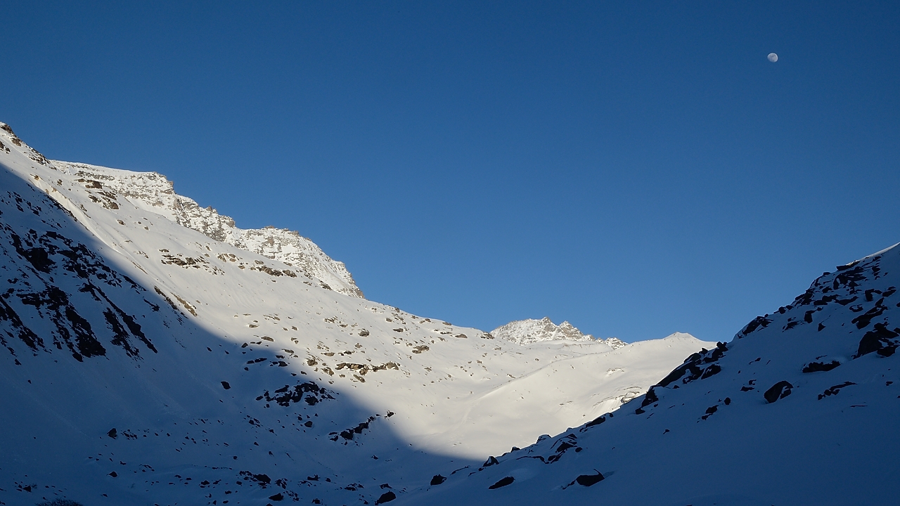 20160319-019-ColGirard.jpg - Vue du camp en direction de notre col du lendemain ... bien a droite me semble 