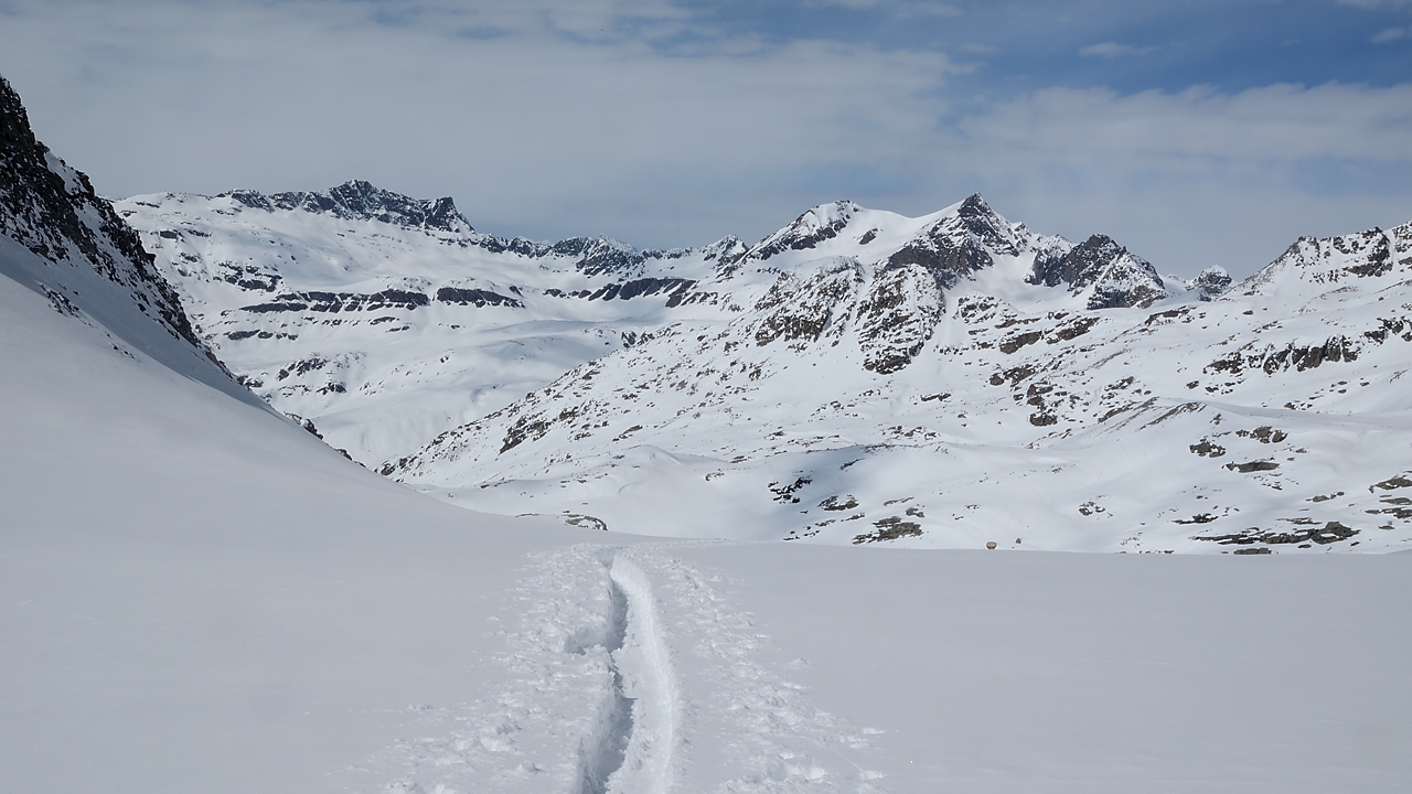 20160320-036-ColGirard.jpg - Le tout début de la descente ... ben c'est bien l'Aiguille Rousse (la grande et la petite), et sur la gauche l'Aiguille de Pers, non ?