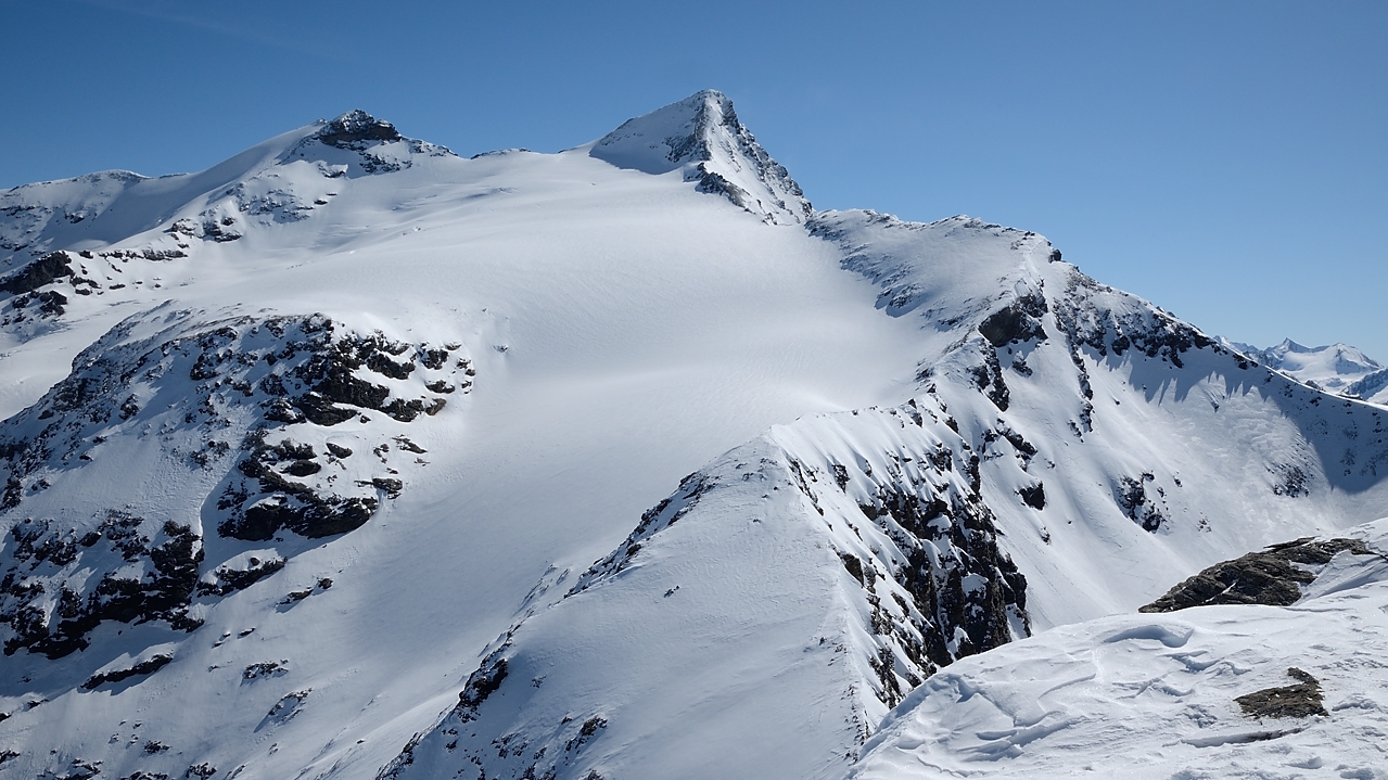 20160326-013-RocherDavie.jpg - ... puis on se trouve nez a nez avec la Grande Sassière --- d'ailleurs, en regardant bien on voit une trace dans la Grande Combe puis plus loin sur le glacier (en vrai on voit aussi un groupe qui monte, mais sur la photo je ne les vois pas)