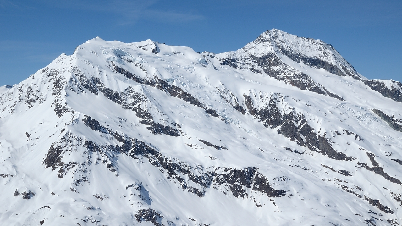 20160326-017-RocherDavie.jpg - Dans la descente (après la petite remontée vers 2800m) ... une dernière photo du couple Sache/Pourri qui domine notre sortie,pour une fois de plus près, pour permettre d'admirer la beauté des glaciers ... ou se rendre compte combien ils ont fondu...