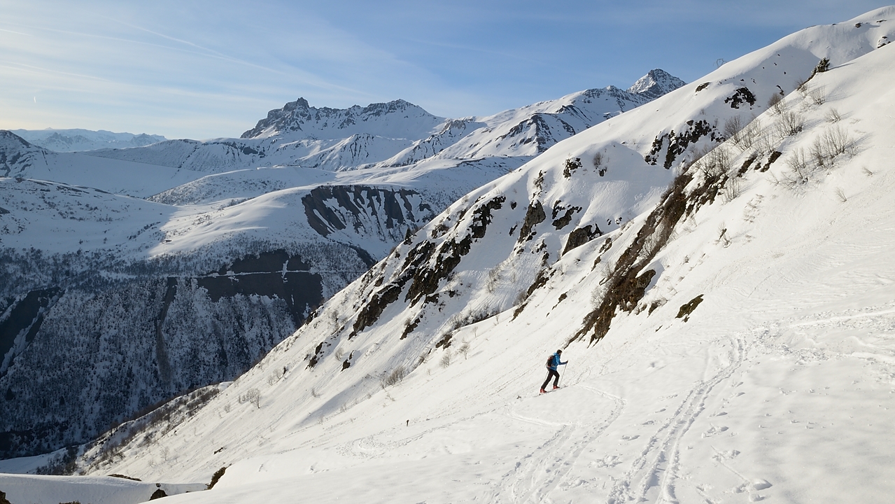 20160410-002-Rognolet.jpg - ... au meme endroit vers la vallee encore a l'ombre, Valmorel et le sommet qu'on apercoit derriere l'arete du premier plan pourrait etre le  Cheval Noir