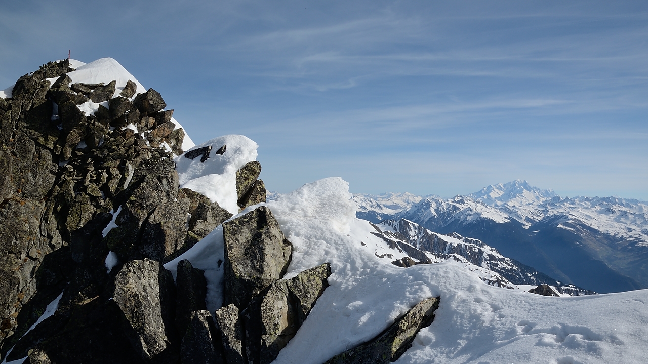 20160410-015-Rognolet.jpg - Au sommet (a ski, le vrai est un tout pt peu plus loin on dirait) : belle vue sur le Mont Blanc ... que l'on voit seulement  du sommet ou de la terrasse du bistro au Cellier-Dessus