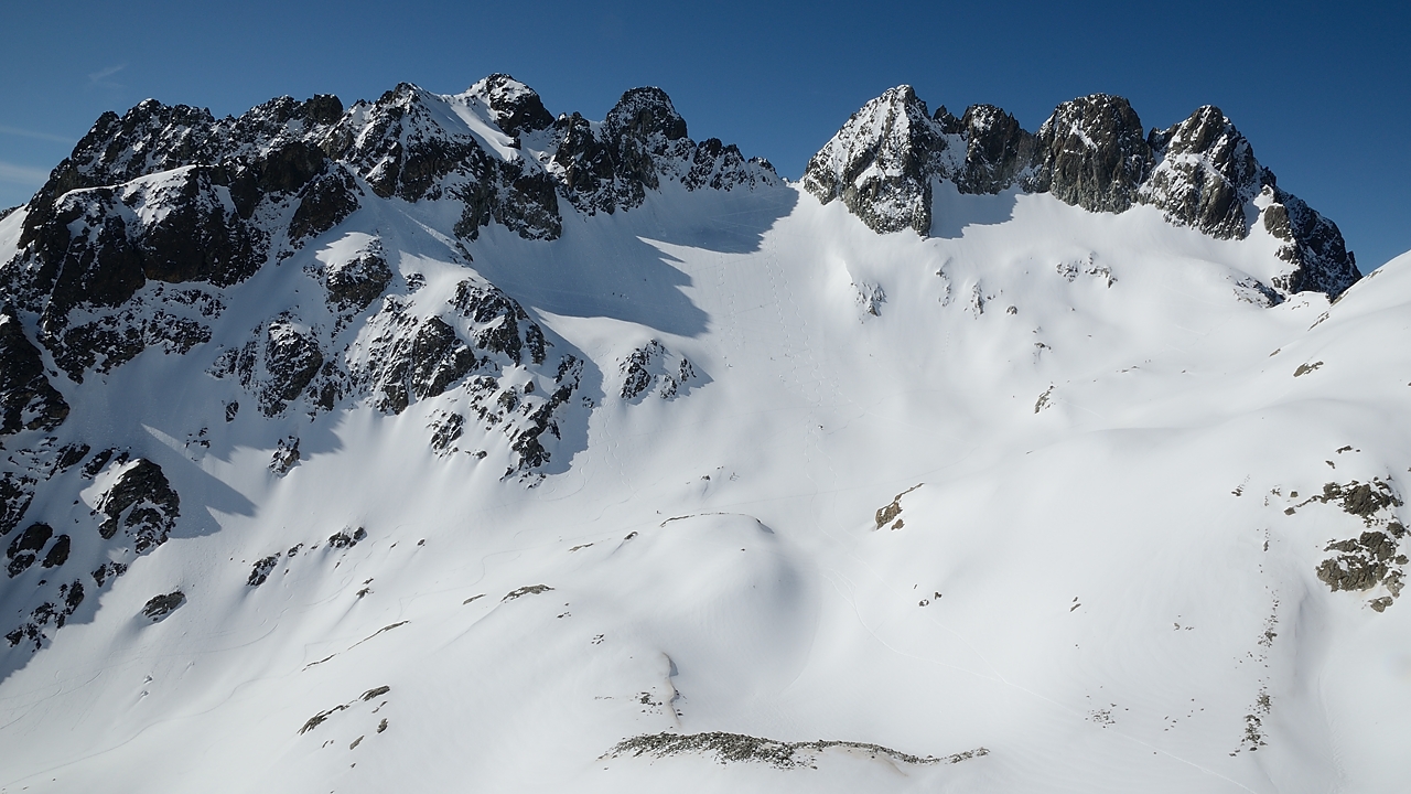 20160521-005-AigArgentieres.jpg - Sur la Crete de la Marmottane : de droite a gauche la Breche de l'Argentiere, le Col de Rosney où on va, et l'Aiguille d'Olle où intialement on voulait aller