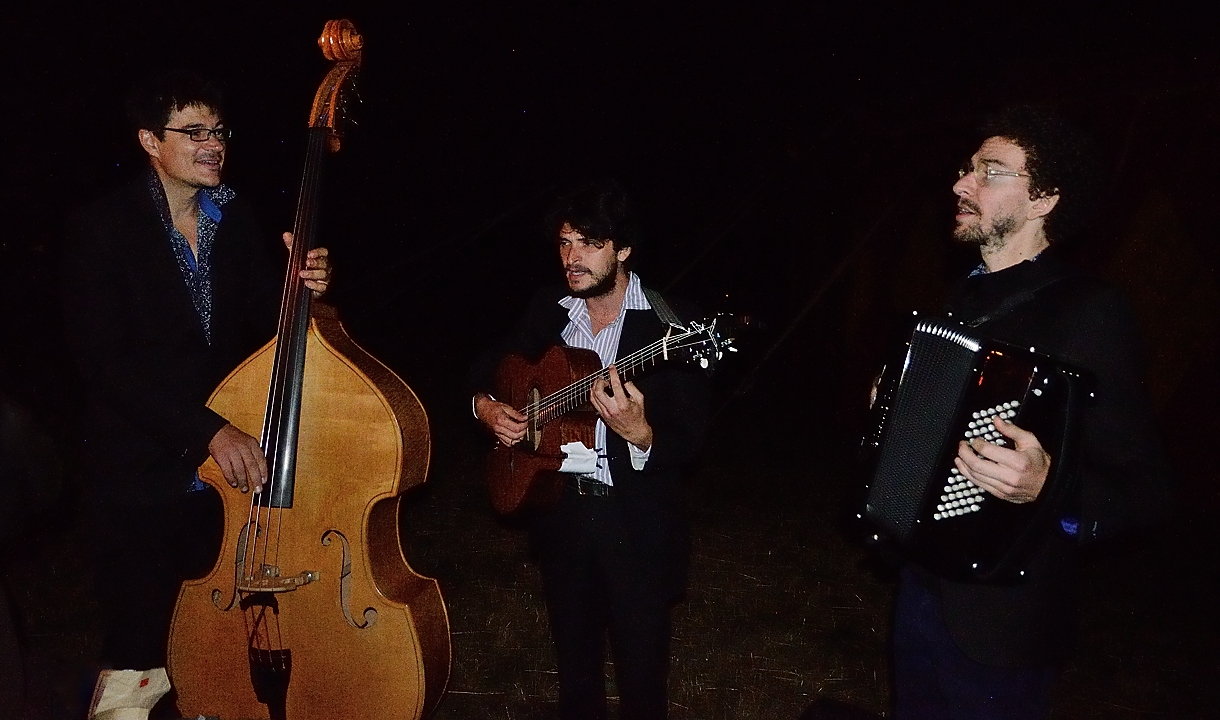 20160703-021-ChantValjouffrey.jpg - Les Poissons Voyagers sont les meilleurs, la apres le concert en chantant autour du feu.