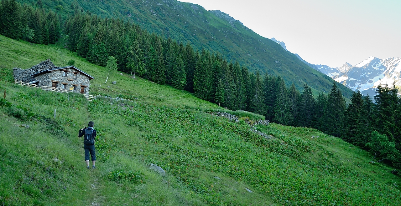 20160709-001-GleyzinVayVeyton.jpg - Le chalet Aup Bernard encore a l'ombre (a la descente il fallait absolument suivre les courreurs, donc pas de photo ...)