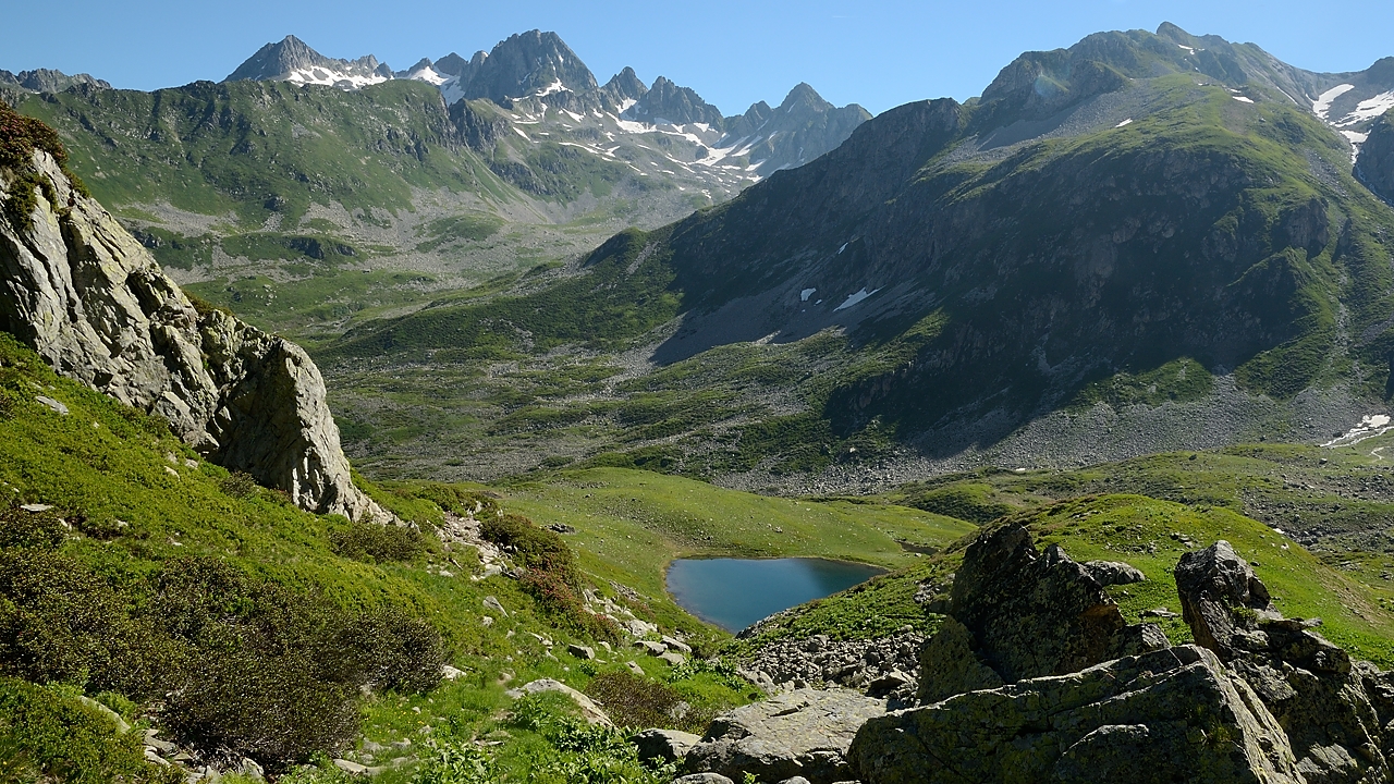 20160709-009-GleyzinVayVeyton.jpg - Lac Moretan inferieur dans l'herbe
