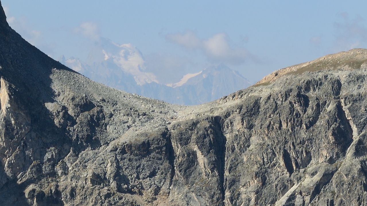 20160828-019-PasCoche.jpg -  ... et au loin la Barre des Ecrins