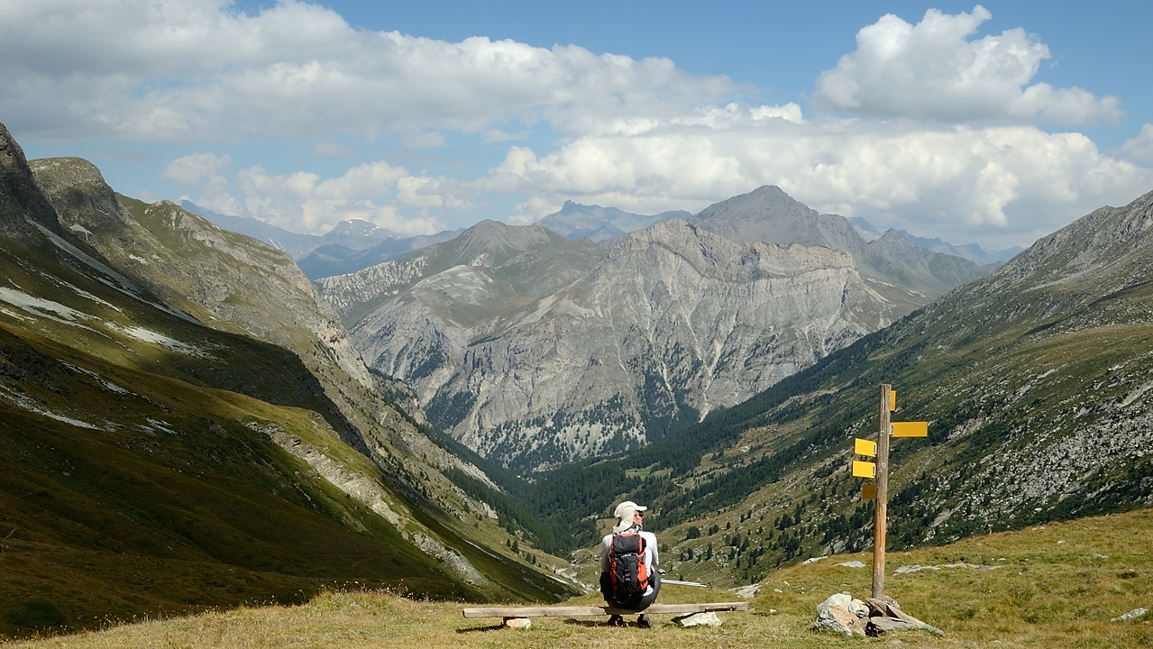 20160828-031-PasCoche.jpg - Juste avant de plonger vers le fond d'Etache, et au loin cela doit etre la Pointe Bellecombe par exemple