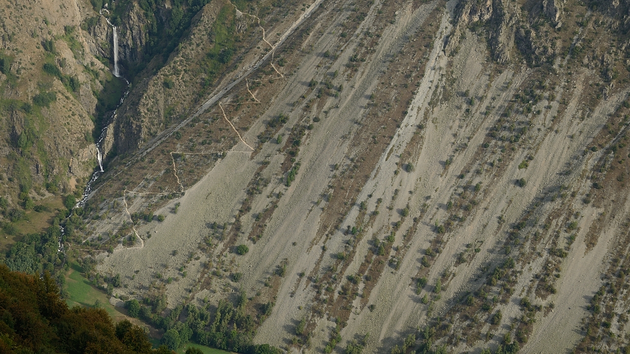 20160903-005-ColMorges.jpg -  ... et en bas le chemin pour le refuge de l'Olan (ou Col des Colombes sous le Pic Turbat, c'est au choix)