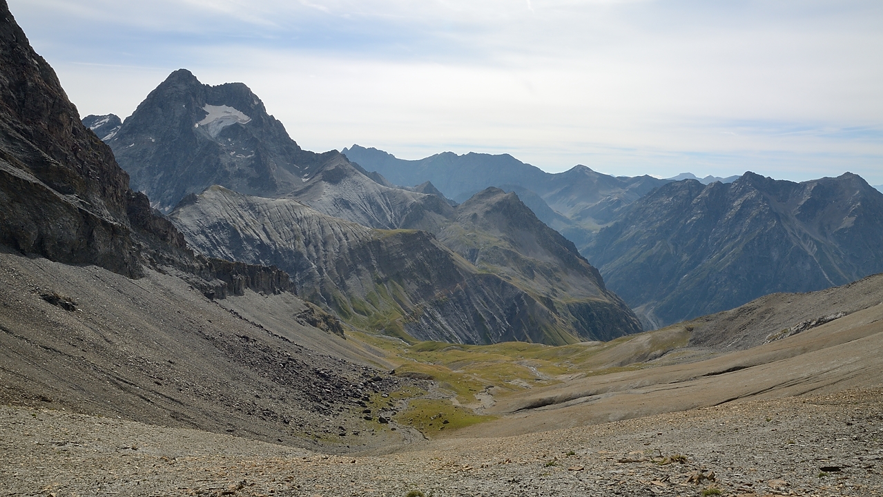 20160903-007-ColMorges.jpg - Sur la Crête des Pales : vue vers l'est, le Sirac, et juste devant la Tête de Vallonpierre
