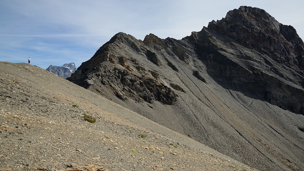 20160903-010-ColMorges.jpg -  ... et finalement toute proche, l'Aiguille de Morges ; c'est surement faisable mais pas tout a fait trivial. Et on voit toujours la Barre ...