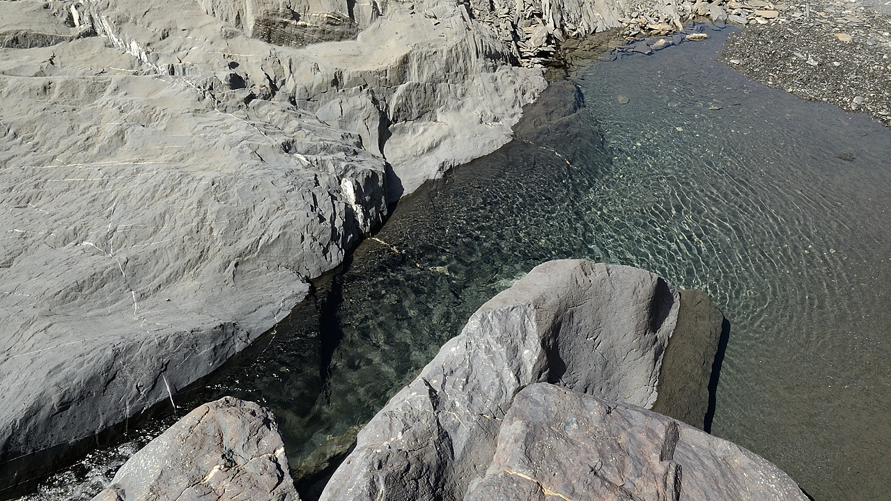 20160903-024-ColMorges.jpg - Dans la descente, la traversee du torrent de la Parée (je crois c'est la traversee du premier torrent)