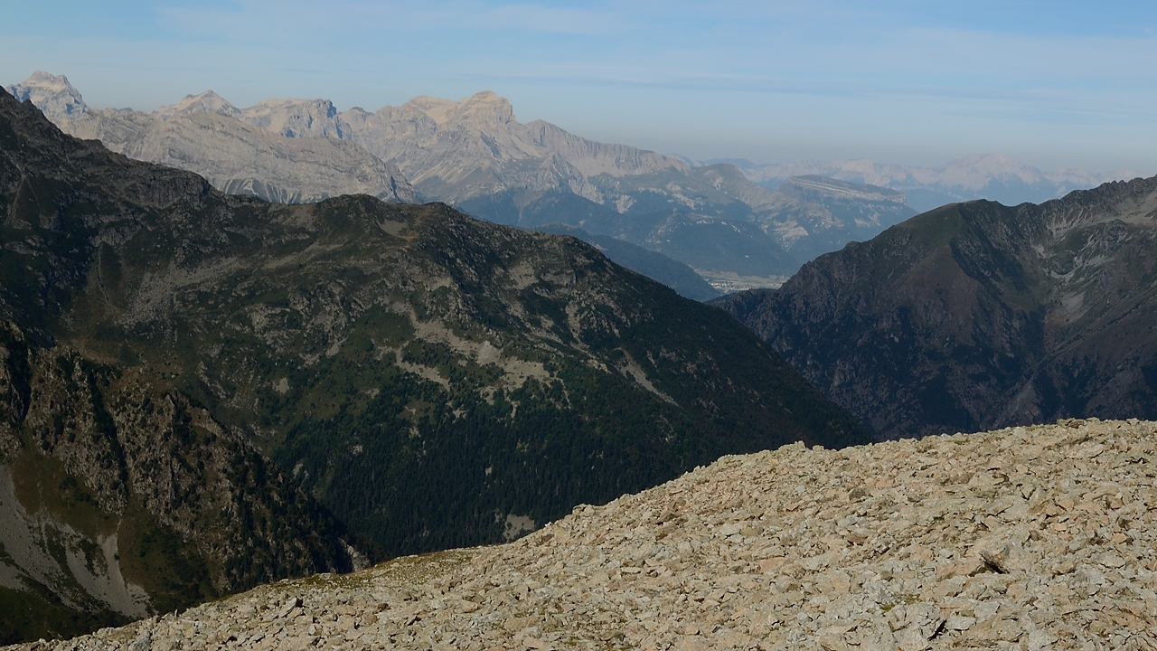 20160904-002-Petarel.jpg - Au Col de la Béranne : vue vers l'ouest, a droite le Devoluy, l'Obiou et tout à gauche le Grand Ferrand (le village qu'on devine n'est probablement pas Chauffayer, plutôt Lesdiguieres)