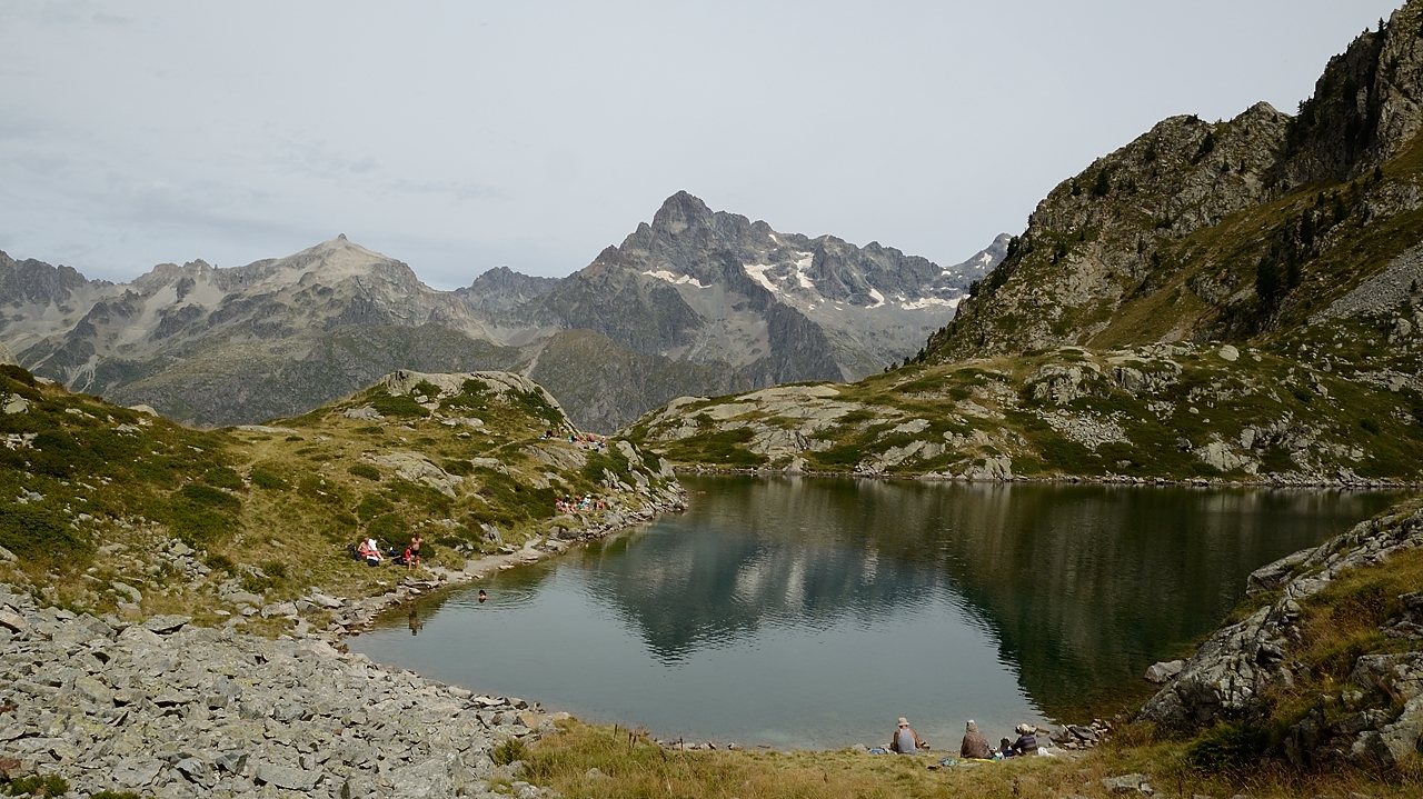 20160904-007-Petarel.jpg - Vue sur le lac avec plein de promeneurs (peu de baigneurs, mais il y en a) ; au fond encore le Pic Turbat et l'Olan