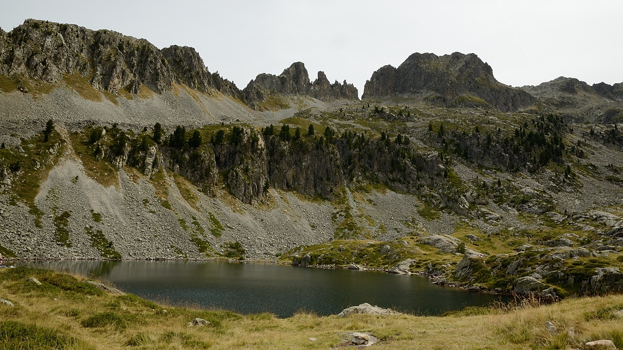 20160904-009-Petarel.jpg - Vue sur la Crête de Romane bien decoupee au-dessus du lac ... et le fond du lac, bien profond 