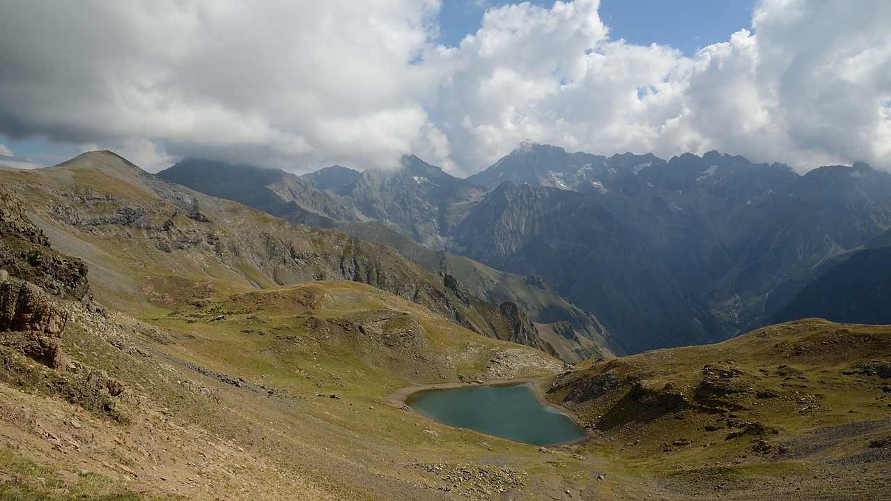 20160910-020-LacGary.jpg - Le Lac Gary et la cabane vus du col de Gary