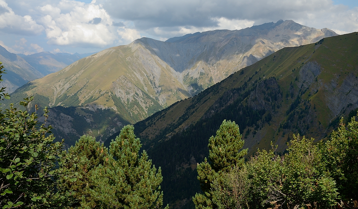 20160910-025-LacGary.jpg - Dans la descente en cherchant le chemin : a gauche ca doit être le Sommet des Clottous et a droite le Neyrard