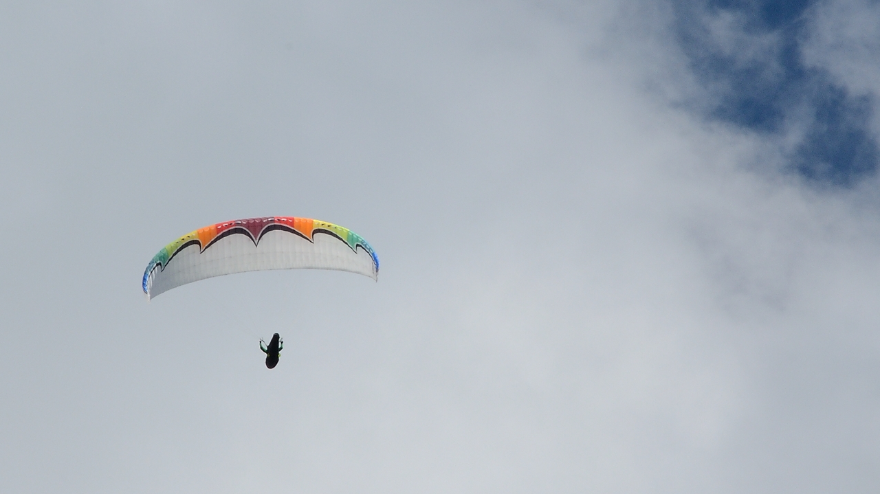 20160925-023-DentCrolles.jpg - Finally  the strong winds ease a bit  and  the  paragliders appear