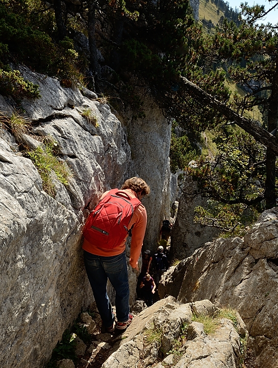 20160925-028-DentCrolles.jpg - A narrow passage just before  reaching the cave