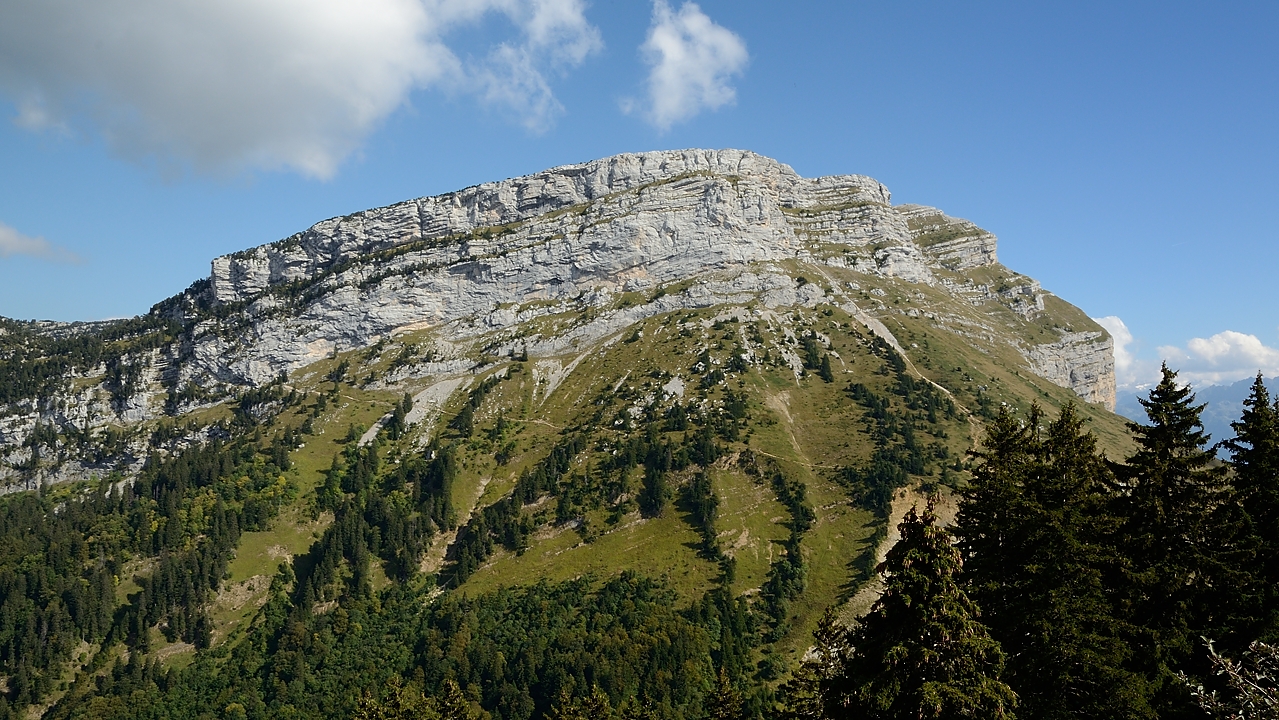 20160925-034-DentCrolles.jpg - From the Pravouta  Pass: Pas de  l'Oeil on the right, and the itinerary passing at the Trou du Glas on  the left
