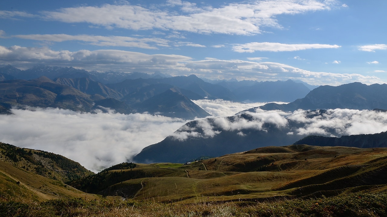 20161002-005-sousObiou.jpg - Du Col de l'Aiguille : juste en bas, le chalet de Bachilianne, et au fond les Ecrins