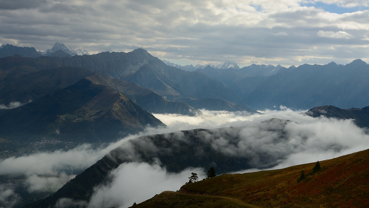 20161002-011-sousObiou.jpg - Au meme endroit : les Ecrins un peu plus proches --- a droite on apercoit le Sirac, a gauche ca doit etre vers l'Olan