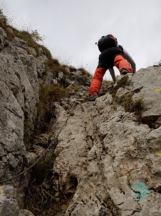 20161002-024-sousObiou.jpg - Petit  passage dans les rocher pour monter au sommet du  Chatel