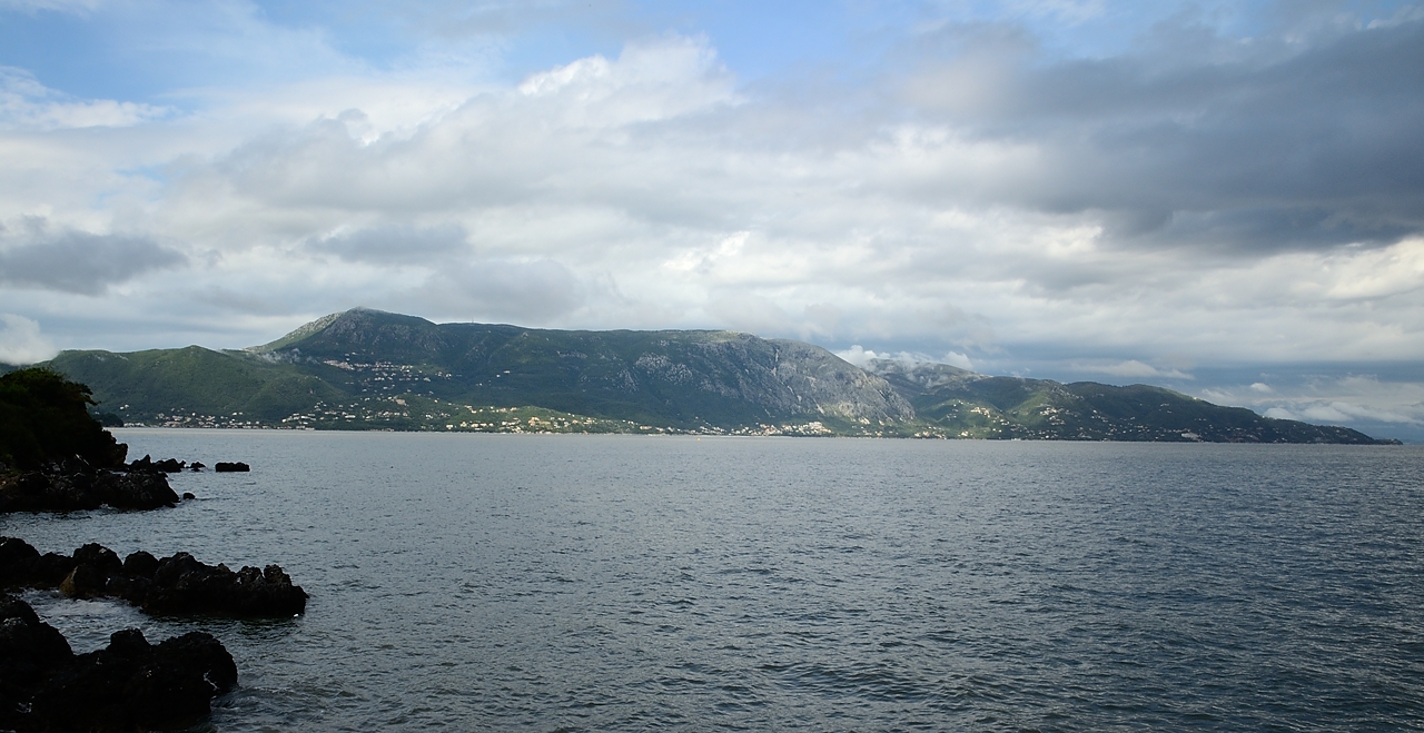 20161010-004-ISOLA.jpg - View from the hotel beach on the northern part of the Island and mount Pantokrator (902m)