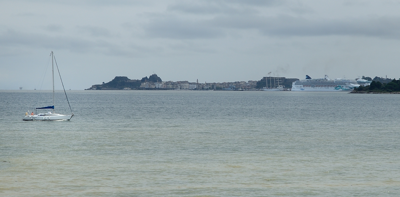 20161010-007-ISOLA.jpg - View from the beach towards the city of Corfu (there are almost some of these huge cruise ships somewhere)