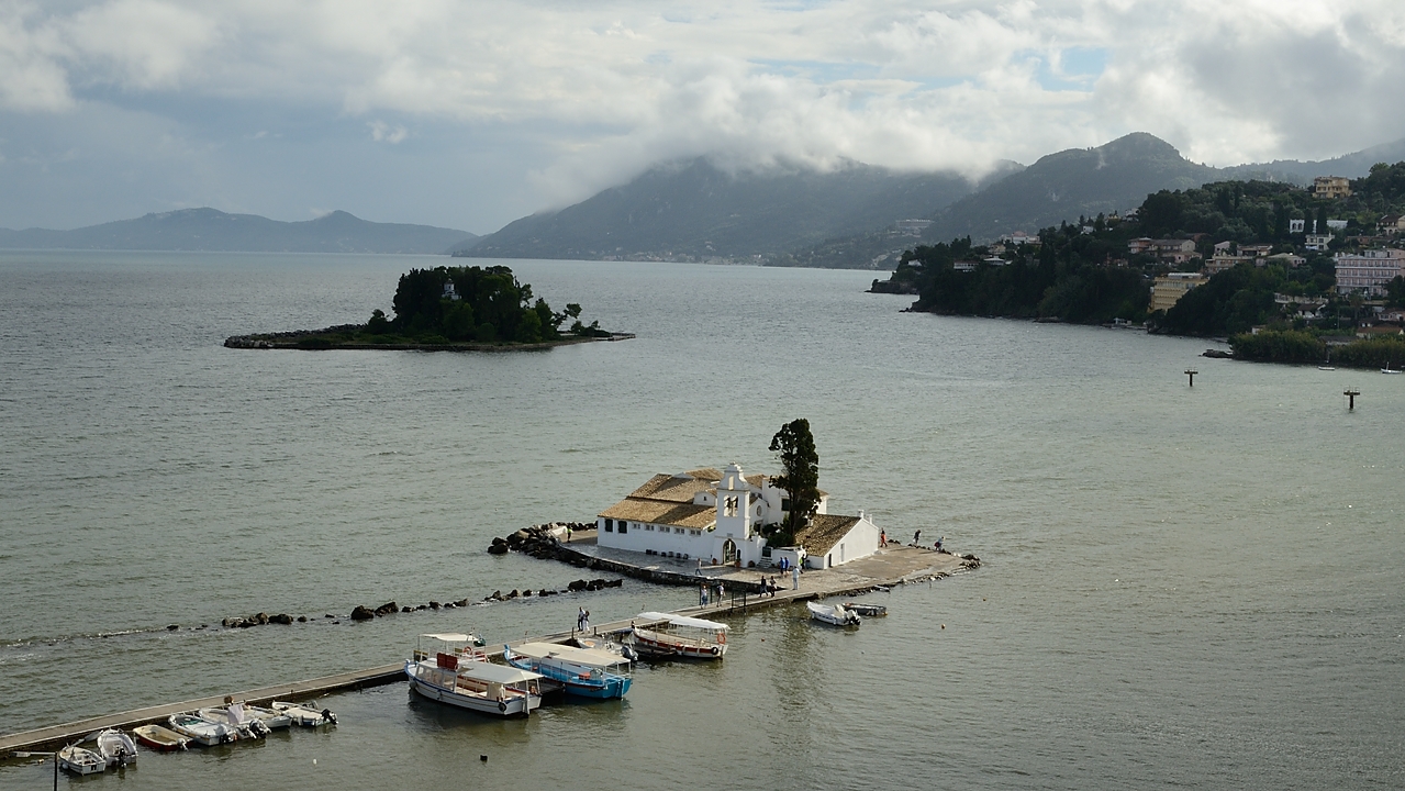 20161011-013-ISOLA.jpg - View from the Kanoni hill on the Pondikonissi Island where Odysseus is supposed to have stranded (this time less blue skies)