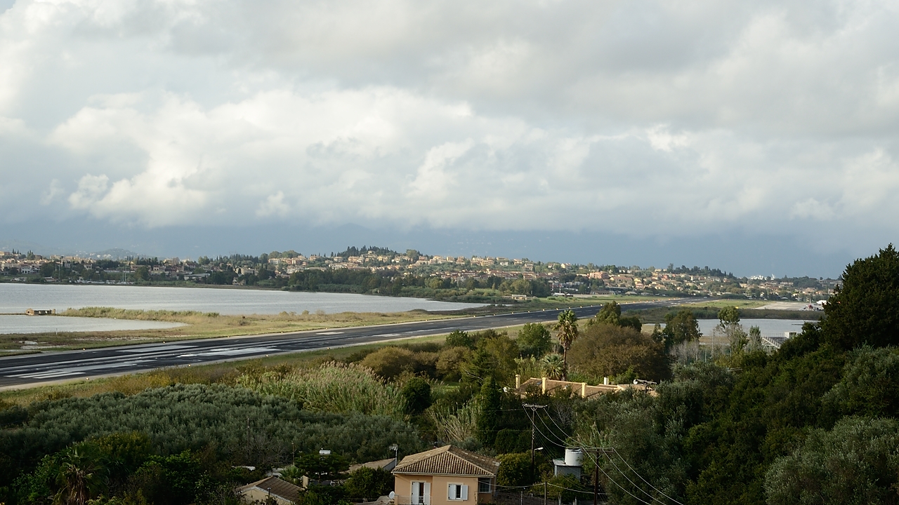 20161011-015-ISOLA.jpg - View from the same Kanoni hill ... on the runway of Kapodistrias Airport 
